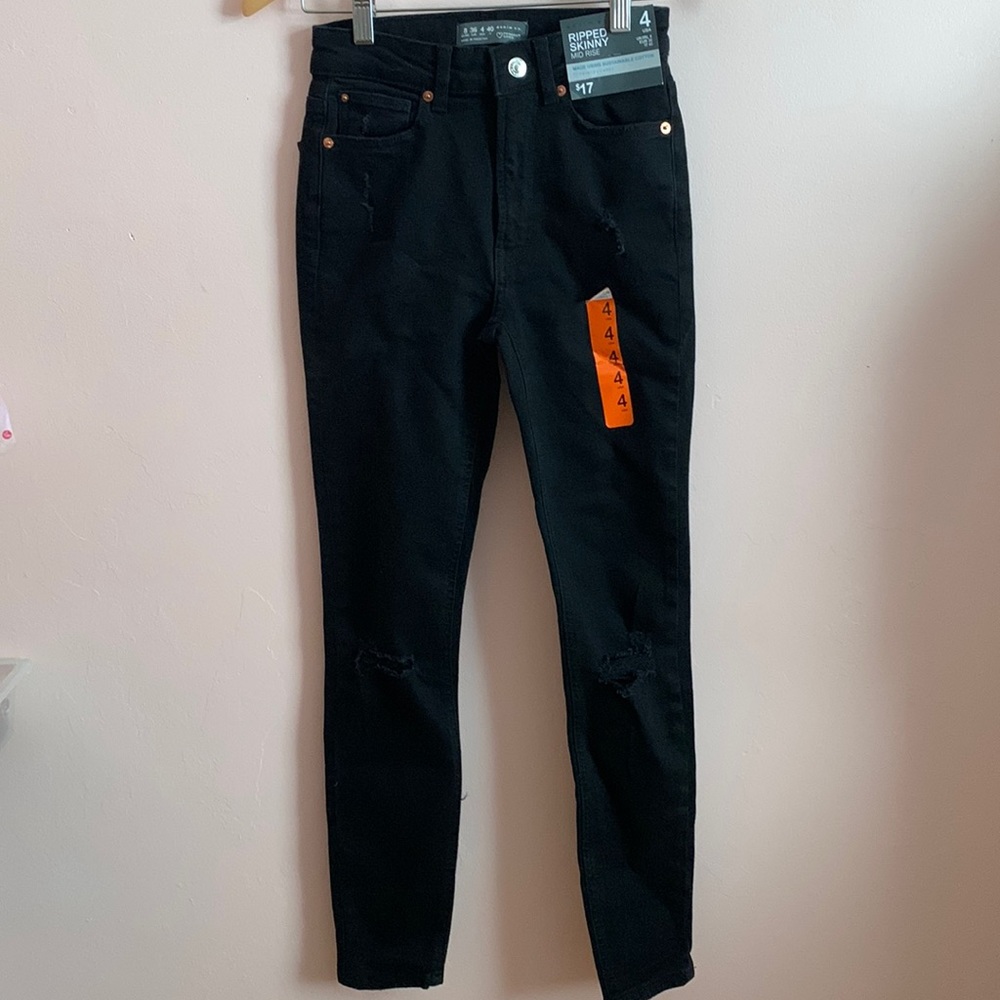 Ripped mid rise skinny jeans